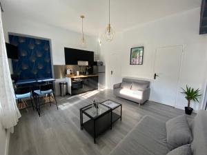 卢维耶Appartement Centre ville Louviers的客厅配有沙发和桌子