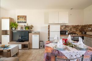 罗波里卡Apartment Radeki Glavica 112b的厨房配有餐桌和食物