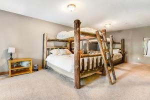 斯特吉斯Aces and Eights Lodge的一间卧室配有两张双层床。