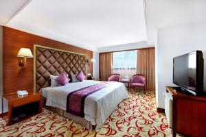 台北泉都温泉会馆的配有一张床和一台平面电视的酒店客房