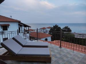 阿吉奥斯伊欧尼斯Germanis House的阳台配有沙发,享有海景。