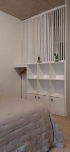 布宜诺斯艾利斯KaKtus Palermo Soho的白色卧室配有白色的架子和床