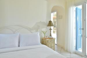 加夫里翁Andros Homes Sea Side Apartment & Studio的一间卧室设有一张床和一个开放式门
