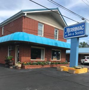 威廉斯堡MERRIMAC INN & SUITES的一座红砖建筑,前面有标志