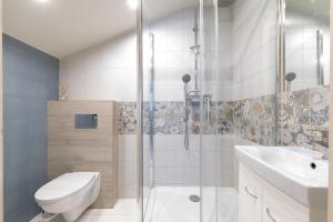 什切尔克Pod Wodospadem的带淋浴、卫生间和盥洗盆的浴室