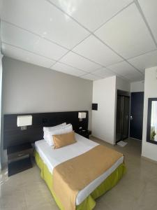 梅尔加Hotel Manantial Melgar Torre 2的一间卧室,卧室内配有一张大床