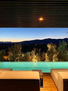 卡萨格布里安扎C酒店及Spa的一间客厅,带游泳池,享有美景
