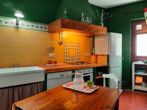 米拉弗洛迪拉希Casa Inma的厨房配有木桌和冰箱。