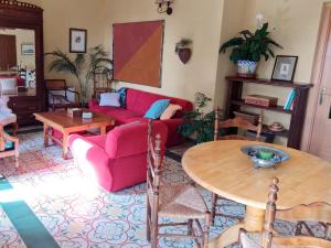米拉弗洛迪拉希Casa Inma的客厅配有红色的沙发和桌子