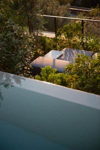 卡萨格布里安扎C酒店及Spa的一条船正坐在花园中,靠近一些灌木丛