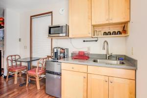 西雅图Beacon Hill Hideaway的厨房配有水槽和桌椅