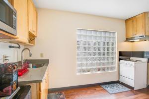 西雅图Beacon Hill Hideaway的厨房设有窗户和白色洗碗机。