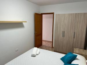 宏达海滩Casa La Orilla 2的一间卧室配有一张床和一个木制橱柜