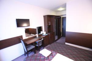布斯克·兹德鲁伊巴杰柯伊旅馆的酒店客房设有书桌和电脑显示器