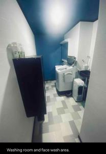 境港市Da Fern的浴室配有白色卫生间和盥洗盆。