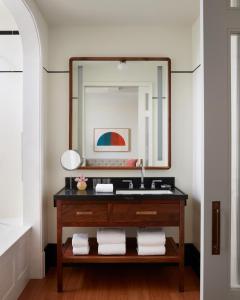 纽约Nine Orchard的一间带水槽和镜子的浴室