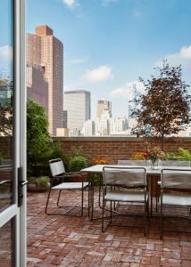 纽约Nine Orchard的一个带桌椅的庭院,享有城市美景。