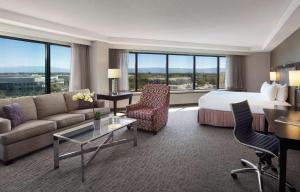 米尔皮塔斯Sonesta San Jose - Milpitas的酒店客房设有一张床和一个大窗户