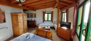 拉奥罗塔瓦Casa en Finca Ecológica - Wifi的客房设有带电视和床的卧室。
