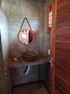 福廷Bangalô pontal beach house的一间带水槽和镜子的浴室