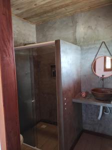 福廷Bangalô pontal beach house的带淋浴、水槽和镜子的浴室