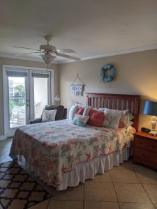 比洛克西Biloxi Beach Condo的一间卧室配有一张床和吊扇