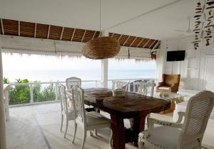乌鲁瓦图萨尔秘境民宿 的一间带桌椅的海景用餐室