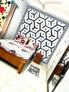 瓦加杜古Deluxe résidence的一间设有一张床的客房和一个带墙壁的地板
