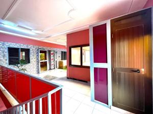 瓦加杜古Deluxe résidence的走廊上设有色彩缤纷的墙壁和门