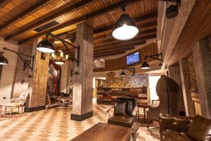 安卡拉安卡拉瑞玛酒店的客厅设有木制天花板和桌椅
