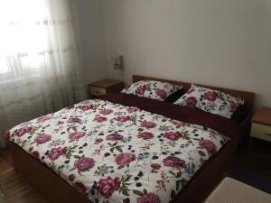 克勒克Apartments by the sea Duboka, Neretva Delta - Usce Neretve - 12842的卧室内一张带花卉棉被的床