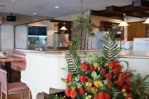 指宿市Business Hotel Furusato的厨房里装有鲜花的柜台