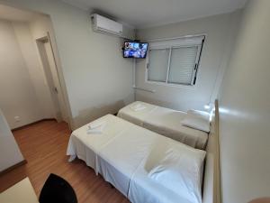 加里波第Pousada dos Frades的小房间设有两张床和电视