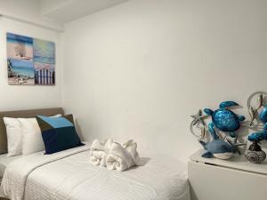 马尼拉Arabic-Mediterranean 2BR at Azure Maldives Tower的一间卧室配有一张蓝色花瓶的床
