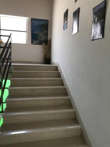 格拉达茨Studio Gradac 13179b的墙上有照片的建筑里,有一套楼梯