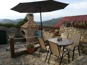 普特尼科维奇Secluded house with a parking space Tomislavovac, Peljesac - 13280的庭院内桌椅和遮阳伞