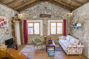 普特尼科维奇Secluded house with a parking space Tomislavovac, Peljesac - 13280的客厅配有沙发和桌子