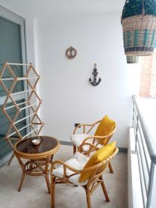 塞鲁阿苏尔Departamentos Cerro Azul P2的一间设有两把椅子和一张桌子的房间
