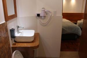 瓦拉斯Akilpo Home的一间带水槽和床的浴室
