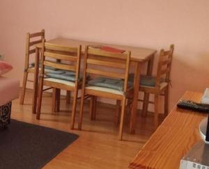 法扎纳Apartments with a parking space Valbandon, Fazana - 13429的餐桌、四把椅子和桌子