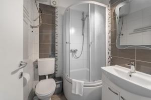 苏曼婷Apartments and rooms by the sea Sumartin, Brac - 13285的浴室配有卫生间、淋浴和盥洗盆。