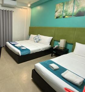 长滩岛长滩岛雷西登西亚酒店的一间设有两张床的房间
