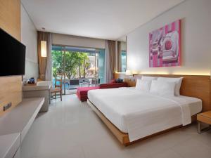 芭东海滩The Kee Resort & Spa的一间带大床的卧室和一间客厅
