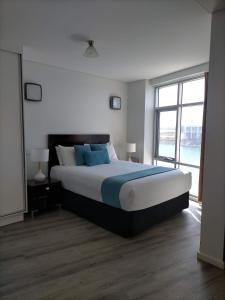 沃拉鲁Apartment 3 Wallaroo Marina的一间卧室设有一张大床和一个大窗户