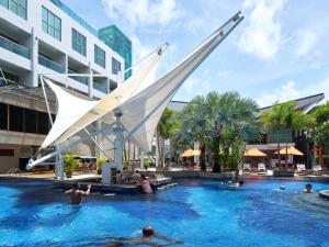 芭东海滩The Kee Resort & Spa的水中人聚在酒店的游泳池