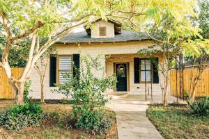 圣安东尼奥Happy Halliday-6 Min from Downtown San Antonio,TX的白色的房子,有树和栅栏
