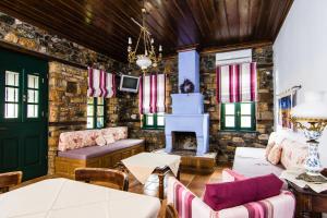 Agios Ioannis ProdromosPlatanorema的客厅配有家具和壁炉