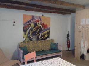 FilozićiApartments with a parking space Porozina, Cres - 14980的客厅配有沙发和墙上的绘画