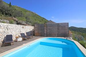 Family friendly house with a swimming pool Babino Polje, Mljet - 14926内部或周边的泳池