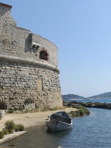 土伦Le Côte d'Azur的坐在城堡旁边的水中的小船